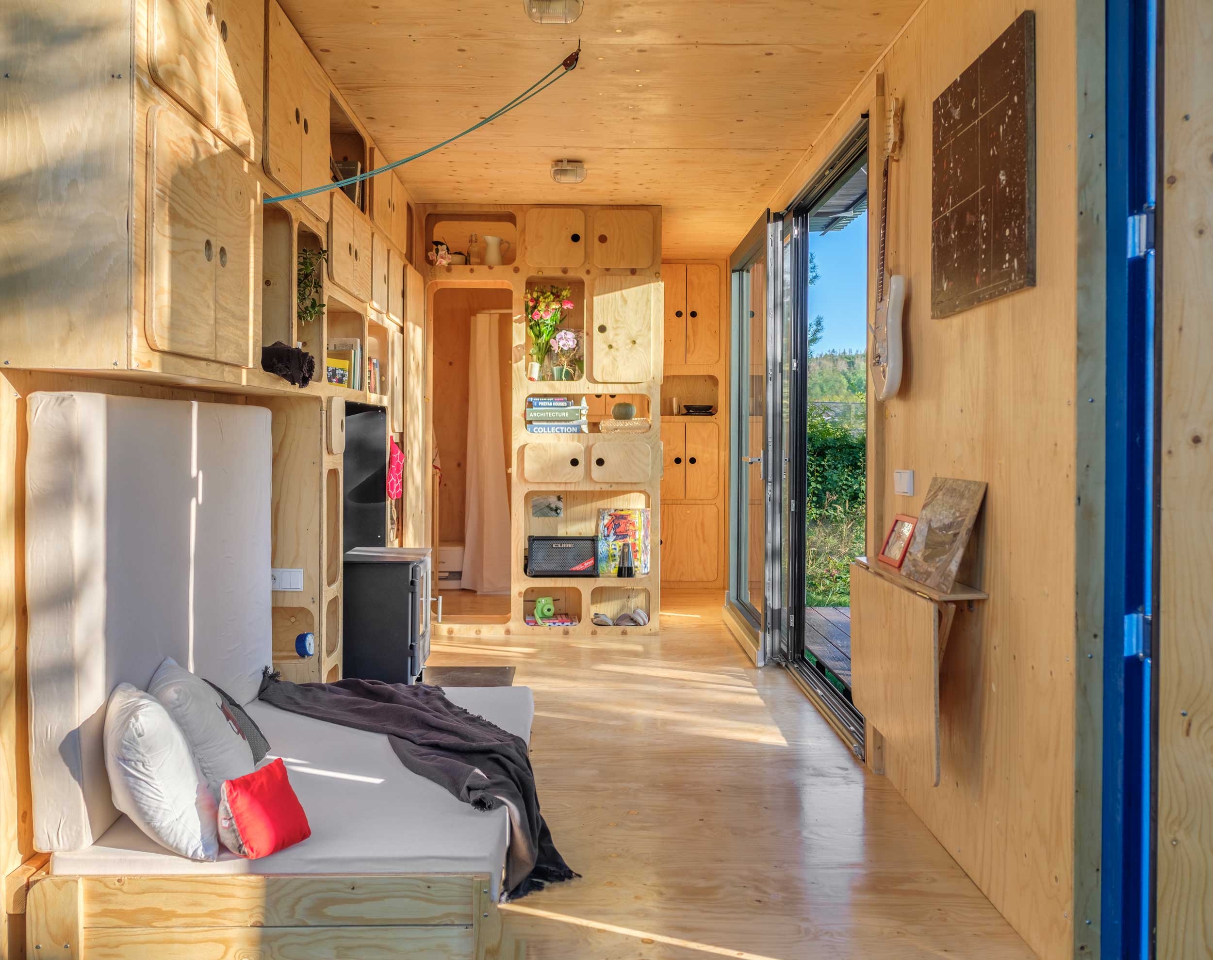 https://1556518223.rsc.cdn77.org/wp-content/uploads/container-house-interior.jpg