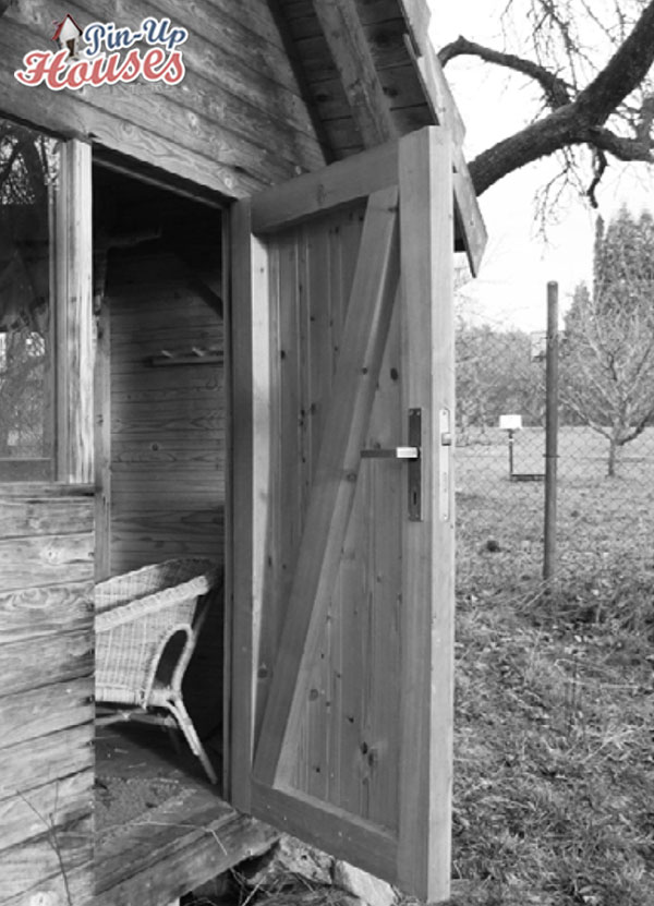 exterior door construction in DIY small timber structures